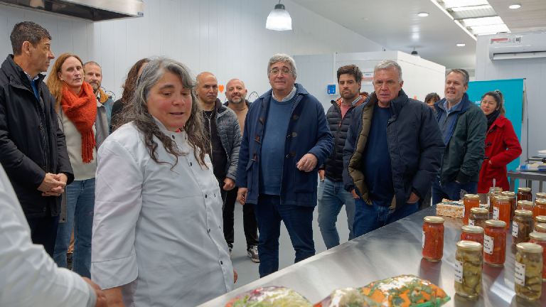 Carlos Balor y el ministro Javier Rodríguez entregaron un tractor y equipamiento para los productores rurales