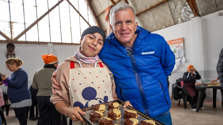 Curso de alfajores: Balor visitó a vecinas que se capacitan para desarrollar sus propios emprendimientos