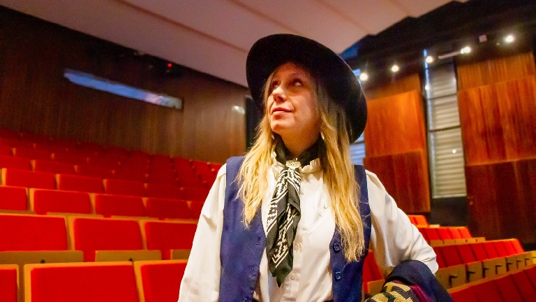 La artista berazateguense Lucía Ceresani representará al distrito en los Alpes suizos