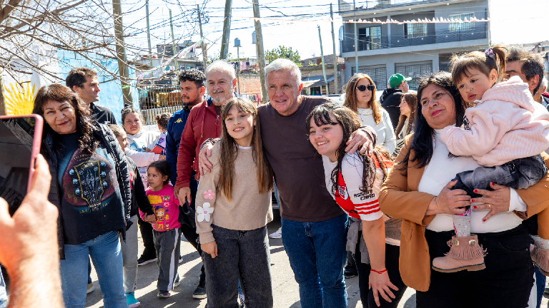 Balor inauguró un pavimento en el barrio Agustín Ramírez