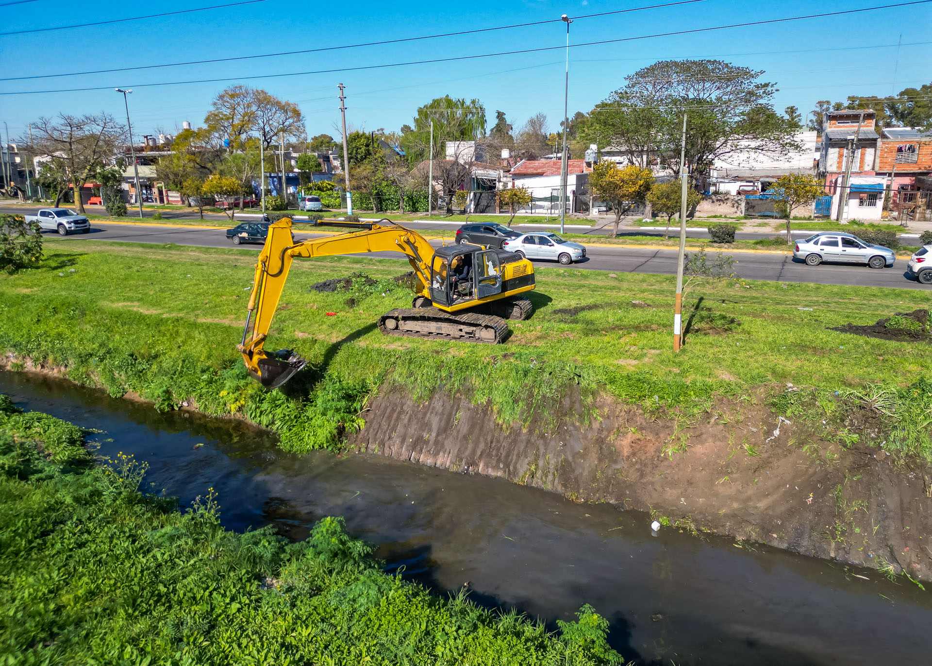 Berazategui intensifica las tareas de saneamiento y limpieza del Arroyo San Juan