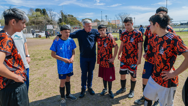 Carlos Balor acompañó a los equipos de Fútbol PCD de Berazategui en los Juegos Bonaerenses