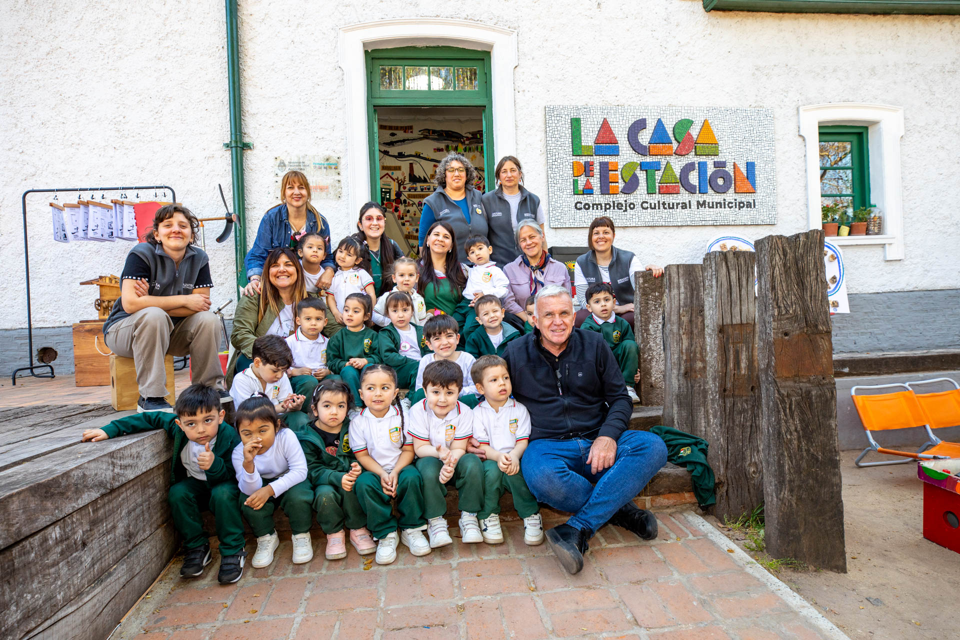 Carlos Balor acompañó a niños del Jardín Leonardo Da Vinci en La Casa de la Estación