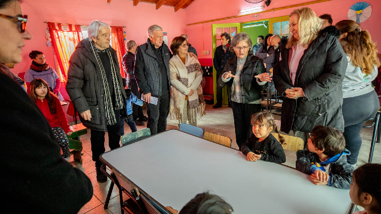 Carlos Balor participó de la entrega de abrigo a nenes de la Casa del Niño Belén