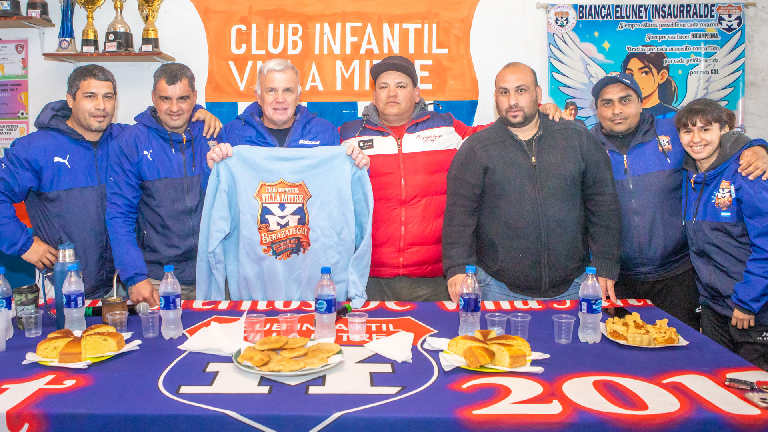 Entre mates y proyectos: Balor compartió una tarde con vecinos de Villa Mitre